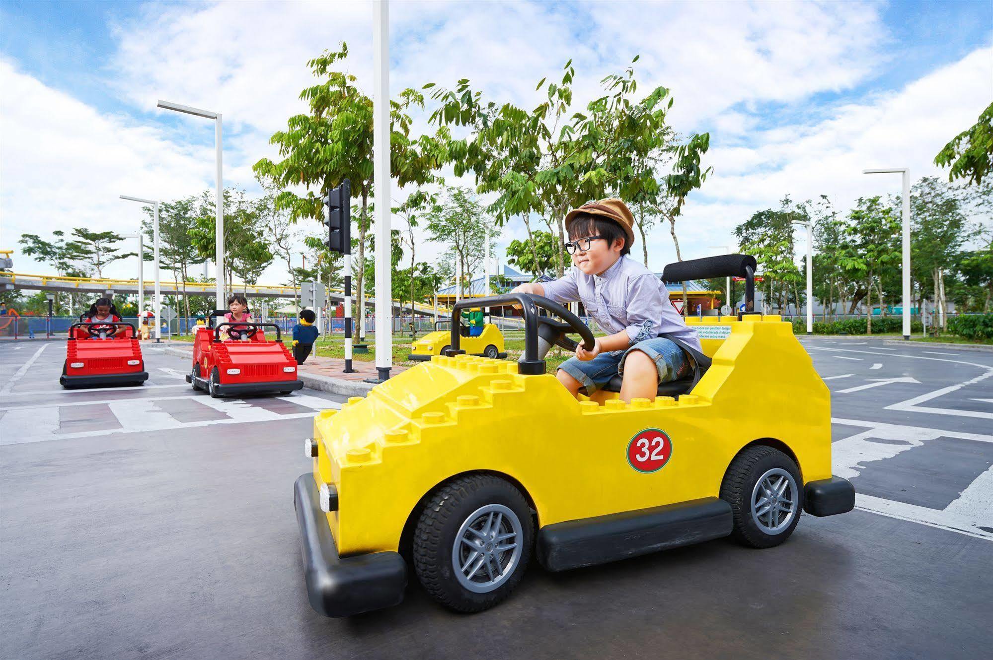Legoland Malaysia Hotel Nusajaya  Exterior foto A child driving a car at Legoland Malaysia Resort