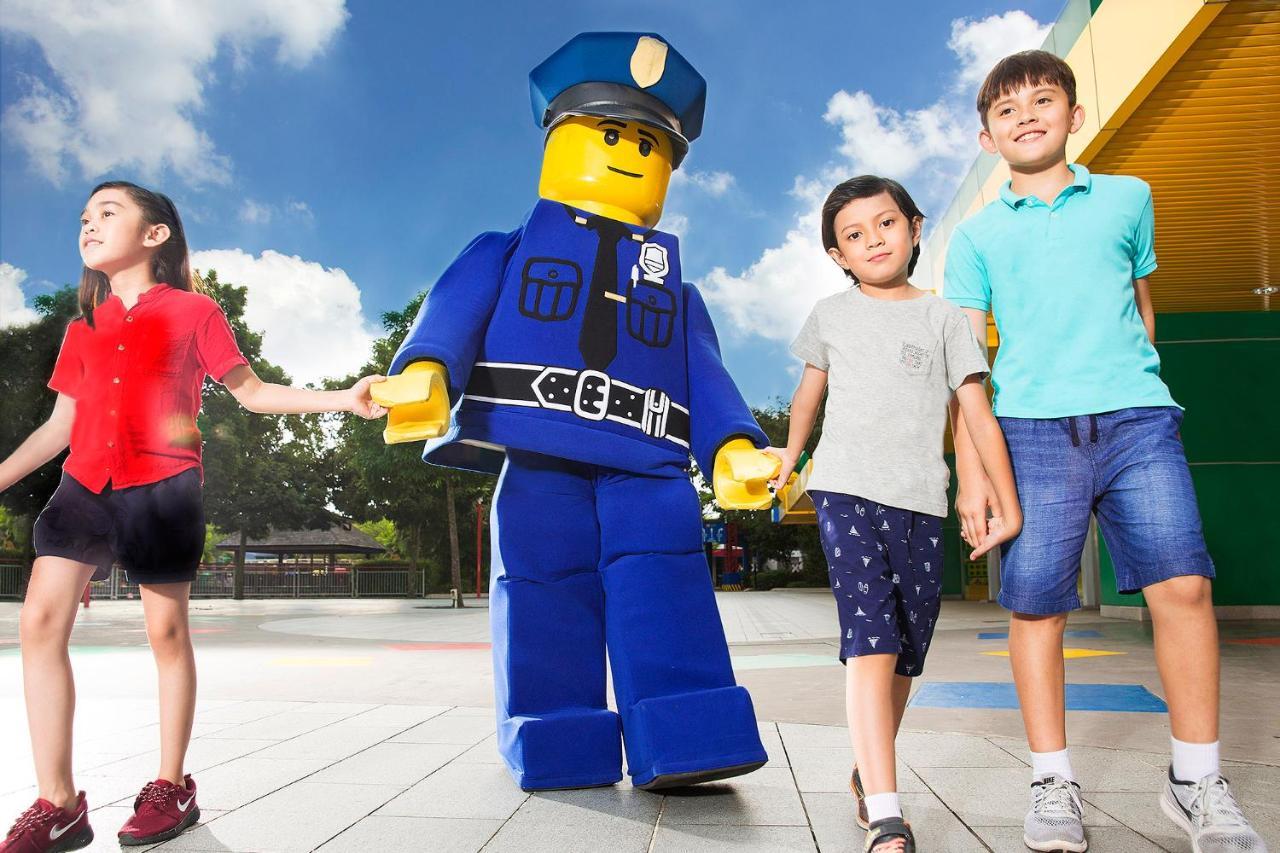 Legoland Malaysia Hotel Nusajaya  Exterior foto LEGO City Policeman